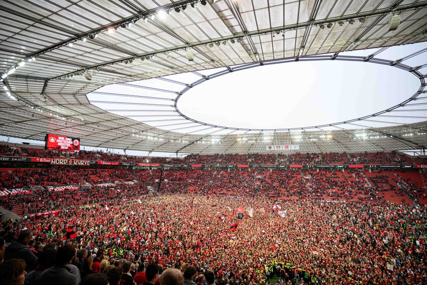Người hâm mộ tràn xuống sân mừng chức vô địch Bundesliga của Leverkusen, ảnh BO4