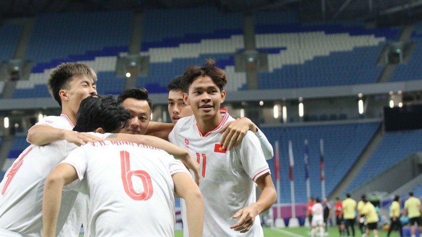 Vĩ Hào (11) đóng góp 2 bàn thắng vào chiến thắng của U23 Việt Nam. Ảnh VFF