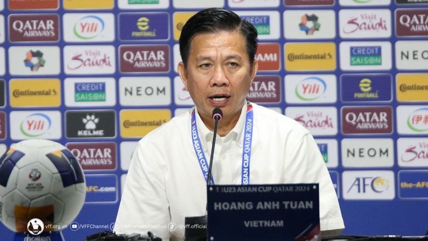 Ông Hoàng Anh Tuấn hài lòng về lối chơi của học trò trước trận thắng U23 Malaysia. Ảnh: VFF