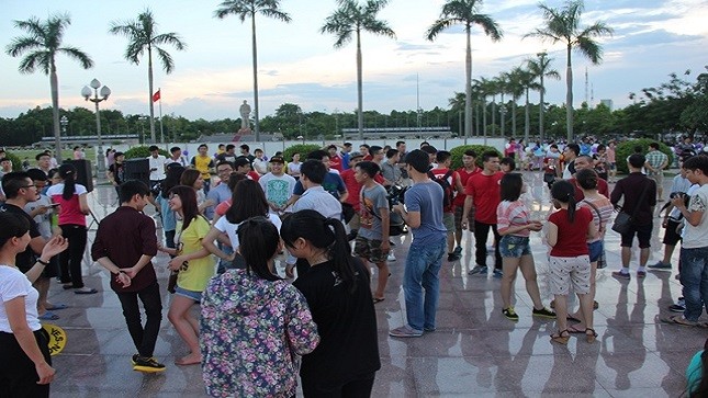 Hàng nghìn người tham gia nhảy flashmob cầu hôn.