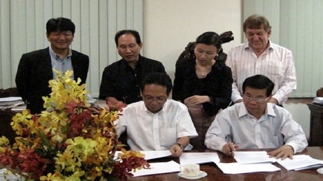 Ông Bùi Manh Lân (ngồi ngoài cùng, bên phải) doanh nhân bị bắt giam oan đang đòi kiện tướng Thành.