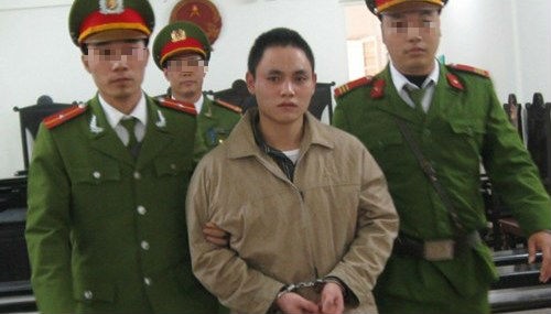 Nguyễn Trọng Hào bị dẫn giải.