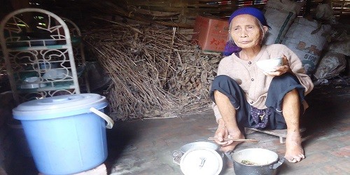 Cụ bà 83 tuổi sống trong túp lều giữa mùa đông lạnh vì sự thờ ơ của chính quyền?