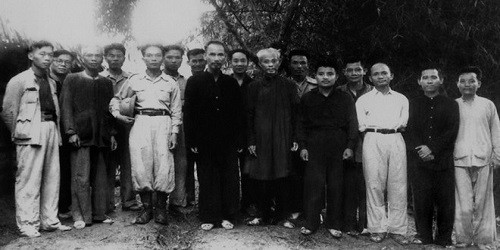 Đại tướng Võ Nguyên Giáp (hàng đầu, thứ ba từ trái sang) bên cạnh Chủ tịch Hồ Chí Minh, nhà thơ Cù Huy Cận, Tổng Thư ký Hội đồng Chính phủ (hàng hai, thứ ba từ trái sang) ngay sau Đại tướng và Hồ Chủ tịch cùng các thành viên Hội đồng Chính phủ chụp ảnh kỷ