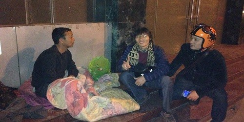 Hiệp (ngồi giữa) trong một lần đưa chăn ấm cho người vô gia cư.