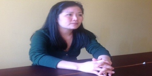 Bị cáo Lê Thị Tường Vân tiếp xúc với luật sư trong quá trình điều tra.