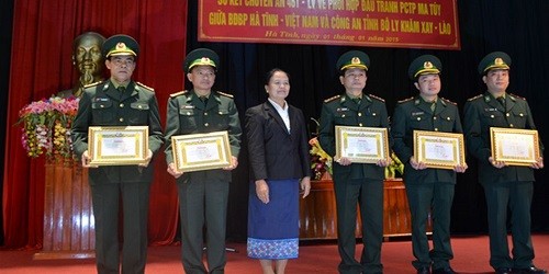 Đại diện chính quyền tỉnh Bộ Ly Khăm Xay tặng bằng khen cho cán bộ, chiến sỹ bộ đội biên phòng