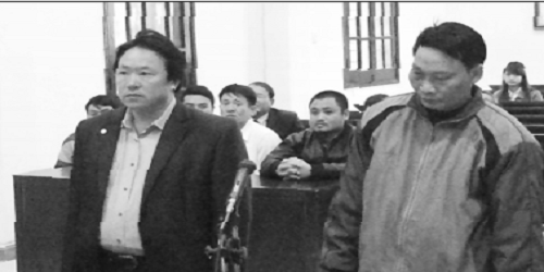 Ông Nguyễn Văn Toàn (bên phải) – Trưởng trạm y tế có hành vi vận chuyển trái phép thịt sơn dương và ông Đinh Huy Trí tại phiên tòa phúc thẩm.