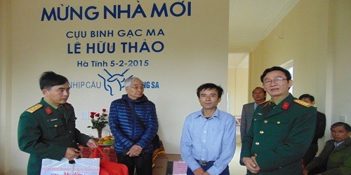 Đại diện của Bộ Chỉ huy Quân sự tỉnh Hà Tĩnh đến thăm, tặng quà cho cựu binh Lê Hữu Thảo.