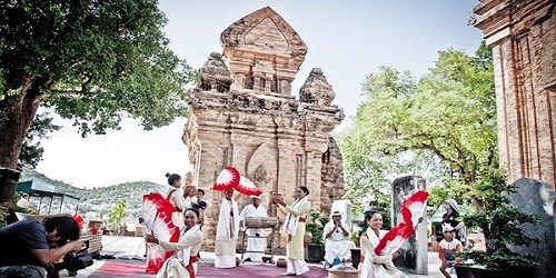 Lễ hội của đồng bào Chăm tại tháp Ponagar.