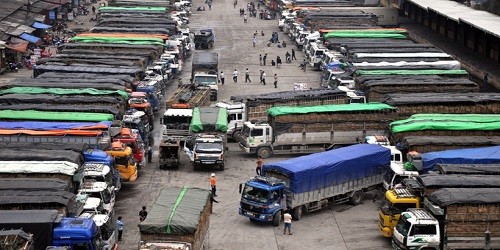 Xe tải xếp kín cửa khẩu Tân Thanh để chờ được xuất hàng.