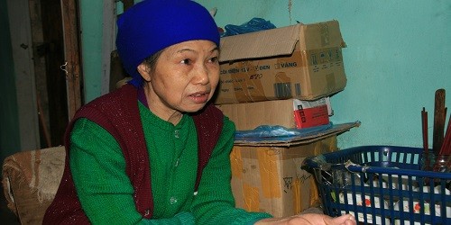 Bà Nguyễn Thị Mai bên gian hàng tạp hóa nhỏ khi về hưu.