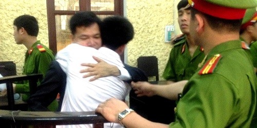 Vũ Phan Điền ôm luật sư và khóc nấc khi lần thứ 2 được tuyên vô tội.