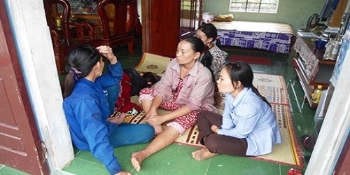 Chị Nguyễn Thị Hiền đau lòng trước cái chết của chồng.