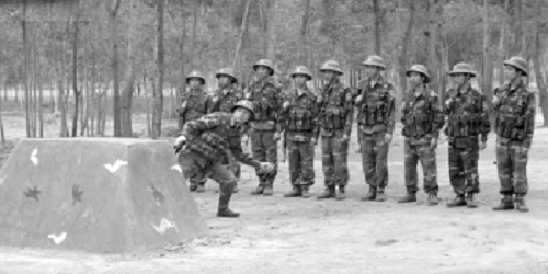 Huấn luyện ném lựu đạn ở Tiểu đoàn 2, Trung đoàn 101