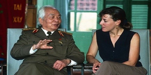 Catherine trong một lần trò chuyện với Đại tướng Võ Nguyên Giáp.