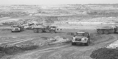 lHàng loạt cổ đông sáng lập đã rút tên khỏi dự án khai thác quặng sắt lớn nhất Việt Nam ở Thạch Khê, Hà Tĩnh. Với giá quặng thấp như hiện nay, chưa biết đến bao giờ mỏ sắt này mới được khai thác ổn định.