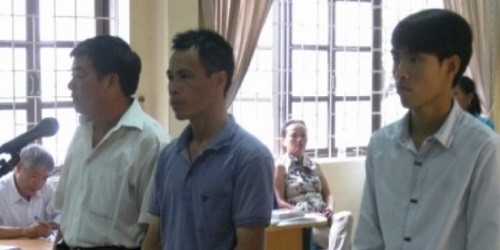Ông Bộ (ngoài cùng bên trái) cùng hai bị cáo Ngọc và  Quyền tại phiên tòa  sơ thẩm của Tòa án nhân dân quận Hoàng Mai.