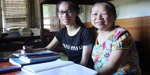 Mẹ Đàn đang động viên con gái Trần Thị Hà ôn thi tốt nghiệp và đại học. 