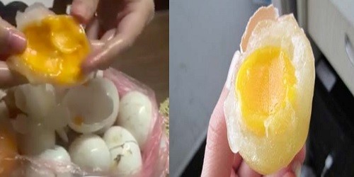 Hình ảnh trứng gà với lòng trắng đông như thạch, lòng đỏ keo dính chỉ là hiện tượng biến tính ở trứng do bảo quản sai cách. Ảnh cắt từ clip