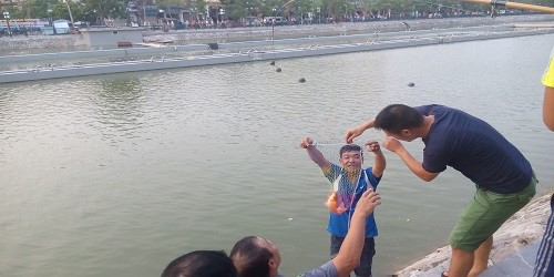 Công trình nhạc nước như một ụ nổi trên Hồ Tam Bạc để người dân đến câu cá.