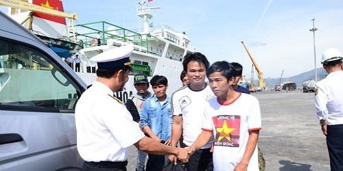 Đại diện Vùng 4 Hải quân chúc mừng 11 ngư dân an toàn trở về.