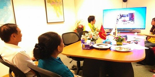 Cha mẹ của cô dâu Việt lấy chồng Hàn nói chuyện trực tiếp với con qua màn hình ti vi.