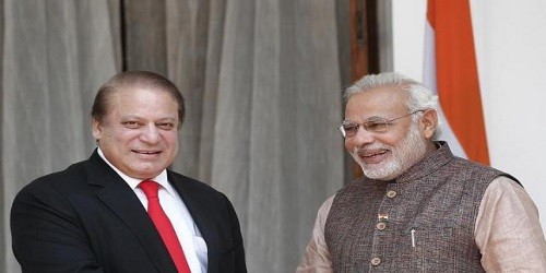 Thủ tướng Ấn Độ Narendra Modi (phải) và người đồng cấp Pakistan Nawaz Sharif.