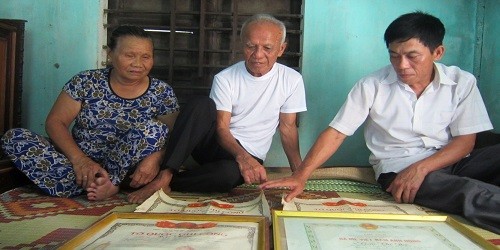Ông Lê Công Chúc (giữa) và gia đình ước ao xây được một gian nhà thờ phụng, khói hương cho các Bà mẹ Việt Nam Anh hùng và liệt sĩ.
