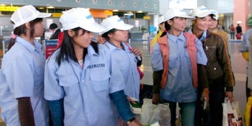 Nữ công nhân chuẩn bị sang nước ngoài lao động  (ảnh minh họa).