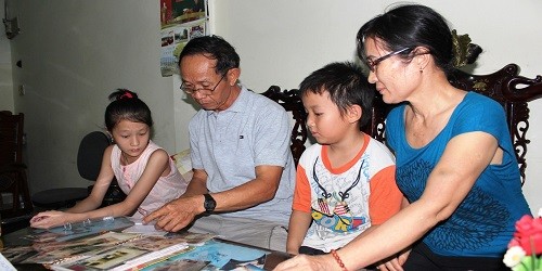 Đôi khi, ông Đoàn Đình Hồng soạn lại những tấm hình chụp tại Trường Sa và kể chuyện xưa cho vợ 