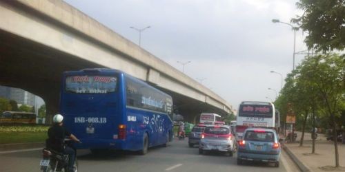 Tình trạng ùn tắc xe ở đường Phạm Hùng, đoạn gần bến xe khách Mỹ Đình.