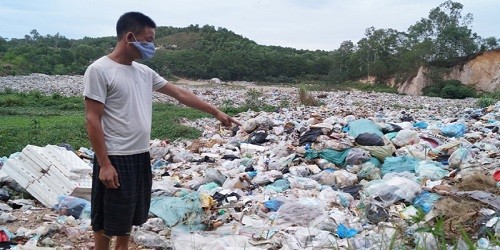 Bãi rác không được xử lý, đảm bảo vệ sinh khiến nhiều hộ dân thuộc các xã Đức Hòa, Đức Sơn, Đức Long sống trong cảnh ô nhiễm.