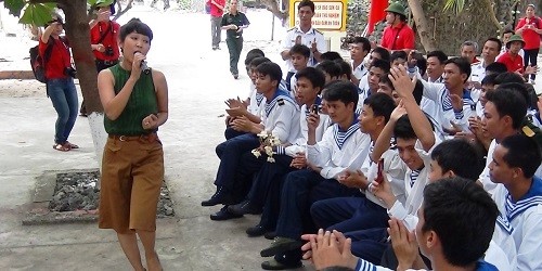  Ca sĩ Thanh Thúy hát ca khúc “Gần lắm Trường Sa” ở đảo Sơn Ca. 