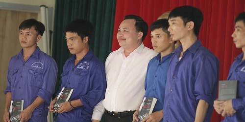 Anh Lê Trung Tuấn (áo trắng) chụp ảnh cùng các học viên tại một trung tâm cai nghiện ở Nghệ An.