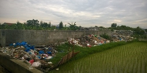 Bãi rác đổ tràn ra khu đồng ruộng của người dân