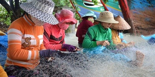 Nghề đan lưới thu nhập bấp bênh của phụ nữ ven biển (ảnh minh họa).