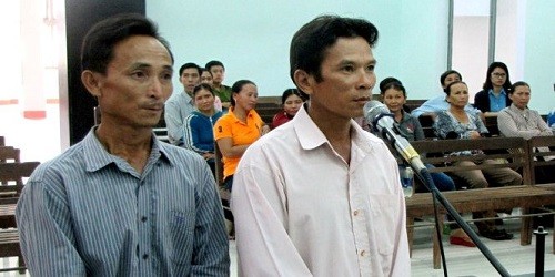Hai bị cáo Ly và Tâm trước Hội đồng xét xử.