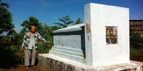 Bà Nguyễn Thị Kế bên mộ phần của chồng bà bị ông Khoa đập.