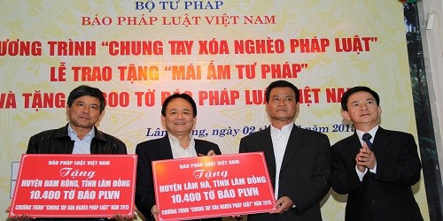 Bí thư Đảng ủy, Phó Tổng Biên tập Thường trực Đặng Ngọc Luyến (thứ hai từ trái sang) trao 20.800 tờ báo cho hai huyện Đam Rông và Lâm Hà, ltỉnh Lâm Đồng.