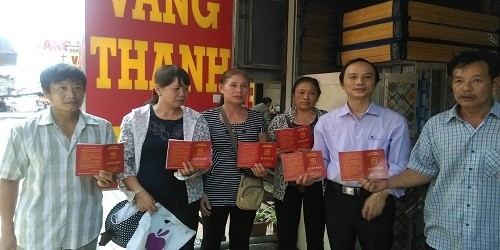Những người dân đã gửi tiền, vàng cho DN Thanh Tuấn và được chủ DN cấp sổ tiết kiệm.