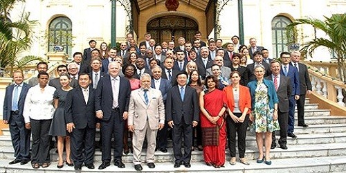 Phó Thủ tướng, Bộ trưởng Ngoại giao Phạm Bình Minh chụp ảnh lưu niệm với các Đại sứ, Trưởng cơ quan đại diện nước ngoài tại Việt Nam tham dự Hội thảo. (Ảnh:TGVN)