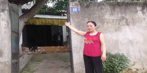 Bà Vũ Thị Chiến bên căn nhà dùng làm tài sản bảo đảm cho khoản văy của vợ chồng Thắm- Năm.