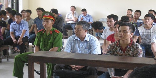 Ông Ngô Đắc Thê - Phó Giám đốc phụ trách Trung tâm Giám định pháp y tỉnh Bắc Ninh (ngồi giữa).