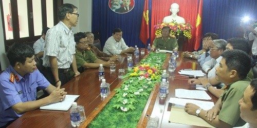 Đại tá Huỳnh Trung Nguyên – Phó Giám đốc Công an tỉnh Quảng Nam trao trả lại 27 thùng cổ vật với số lượng 1.457 đơn vị được niêm phong hơn 12 năm nay cho ông Nguyễn Mười.
