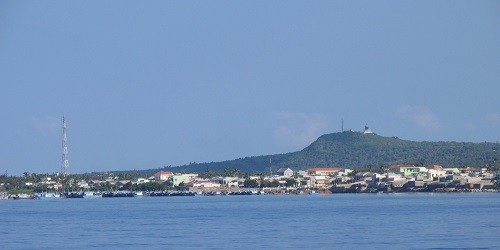 Toàn cảnh bến cảng đảo Phú Quý - Bình Thuận.