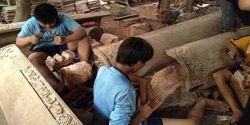 Nhân công trạm, khắc gỗ tại  làng nghề Chợ Thủ