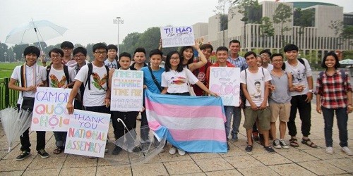 Người chuyển giới xuống đường ăn mừng và bày tỏ sự cảm kích trước quyết định của Quốc hội.
