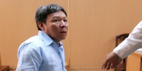 Sau 20 năm trốn nã, bị cáo Tân bị tuyên phạt 18 tháng tù về tội gây rối trật tự công cộng.