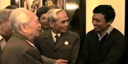 Đại tướng Võ Nguyên Giáp chúc mừng trắc thủ góc tà Nguyễn Đức Chiêu trong một lần gặp mặt. 